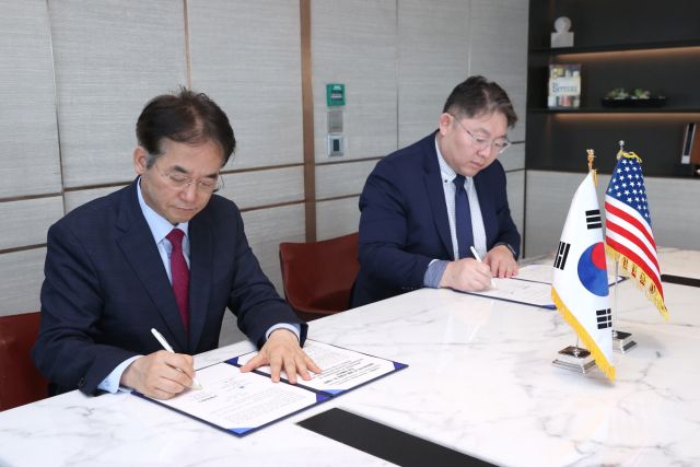 지난 18일 싱가포르에서 이동환 고양특례시장과 이요한 크레이그앤비치 대표가 고양 경자구역 투자의향서에 서명하고 있다. 고양특례시청 제공