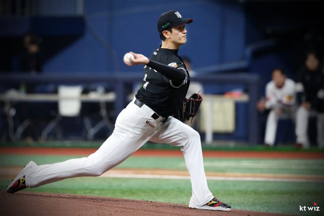 20일 서울 고척 스카이돔에서 열린 키움 히어로즈와 원정경기서 완봉승을 거둔 KT 위즈의 선발투수 고영표가 역투하고 있다. KT 위즈 제공