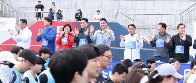 경기도의회 김진경 의장, 최종현 더불어민주당 대표의원, 이애형 도의회 교육행정위원장, 황대호 도의회 문화체육관광위원장(오른쪽에서 네번째부터 왼쪽으로)이 20일 오전 경기마라톤에 참석해 참가 도민들을 향해 손을 흔들며 응원하고 있다. 경기도의회 제공.