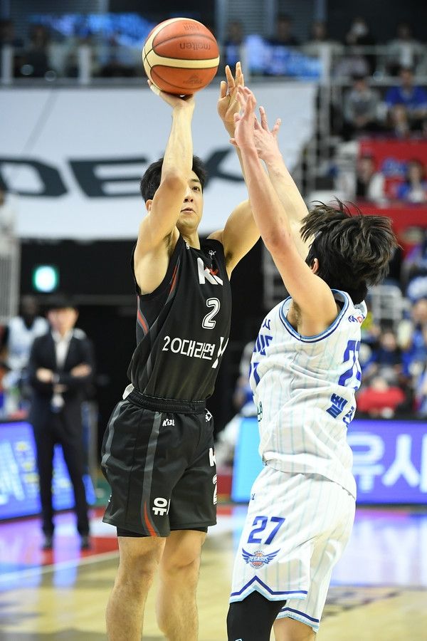 20일 수원 KT 소닉붐아레나서 열린 한국가스공사와 6강 PO 5차전서 KT 소닉붐의 허훈이 상대 수비를 앞두고 슈팅을 시도하고 있다.KBL 제공