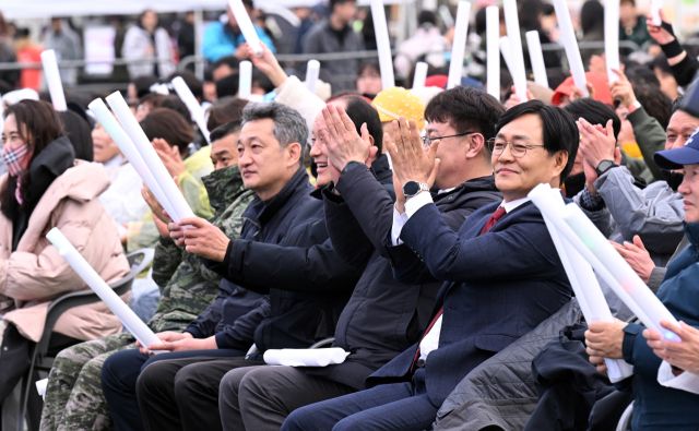 박용철 인천 강화군수가 지난 19일 강화공설운동장에서 열린 ‘2025 강화 봄 콘서트’를 관람하고 있다. 조병석기자