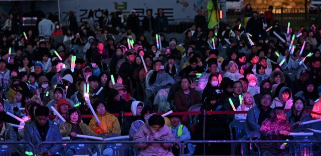 지난 19일 인천 강화군 강화공설운동장에서 열린 ‘2025 강화 봄 콘서트’에서 관객들이 야광봉을 흔들며 무대를 즐기고 있다. 조병석 기자