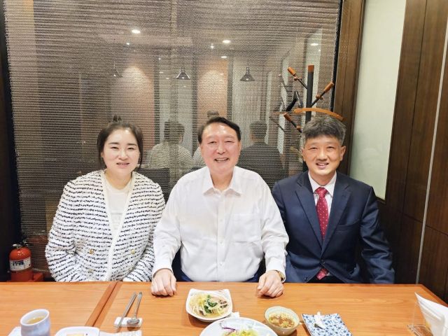 김계리 변호사가 자신의 페이스북에 윤석열 전 대통령, 배의철 변호사와 함께 식사하는 사진을 공개했다. 김계리 변호사 페이스북