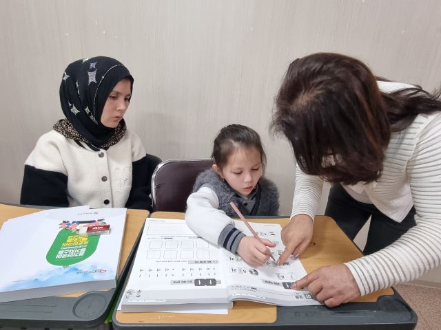 파주교육지원청이 다문화 학생의 학교 적응을 위해 운영중인 ‘파주한국어 공유학교’가 좋은 반응을 얻고 있다.파주교육지원청제공
