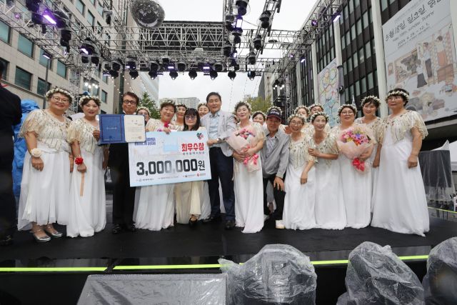 지난 19일 인천 소래습지생태공원서 열린 ‘제55회 지구의 날 기념행사’ 시상식에서 수상자들이 기념촬영을 하고 있다.