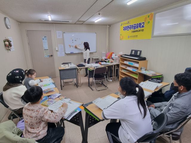 파주교육지원청이 다문화 학생의 학교 적응을 위해 운영중인 ‘파주한국어 공유학교’가 좋은 반응을 얻고 있다.파주교육지원청제공