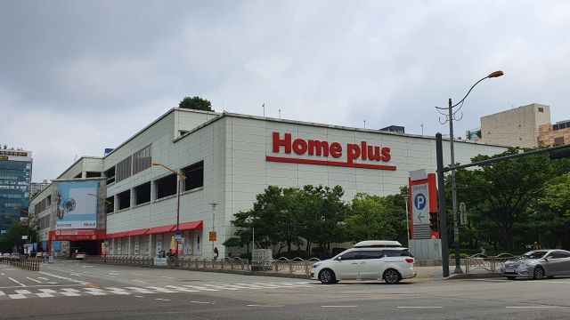 부천 상동 홈플러스 전경.