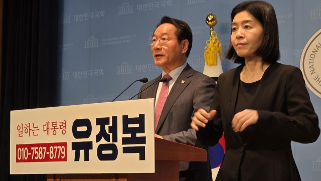 21일 국회 소통관에서 제21대 대통령 선거 국민의힘 경선 후보로 나선 유정복 인천시장이 국가운영방향 관련 대국민 호소문을 발표하고 있다. 장민재기자