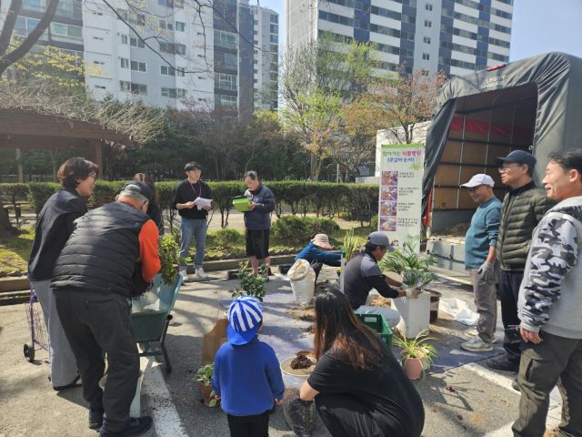 의왕시가 시민들의 식물 가꾸기 역량을 높이고 도시농업 확대를 위해 ‘찾아가는 식물병원사업’을 추진한다. 의왕시 왕곡동 한 아파트에서 열린 ‘찾아가는 식물병원사업’ 현장에서 시민들이 묘목을 고르고 있다. 의왕시 제공