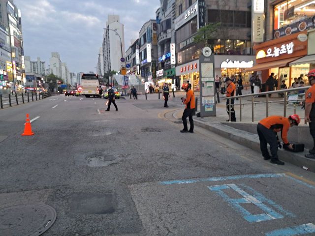 21일 오후 용인시 수지구청역 인근 도로에서 땅꺼짐이 발생해 경찰과 소방당국 등이 도로를 통제하고 있다. 경기도소방재난본부 제공