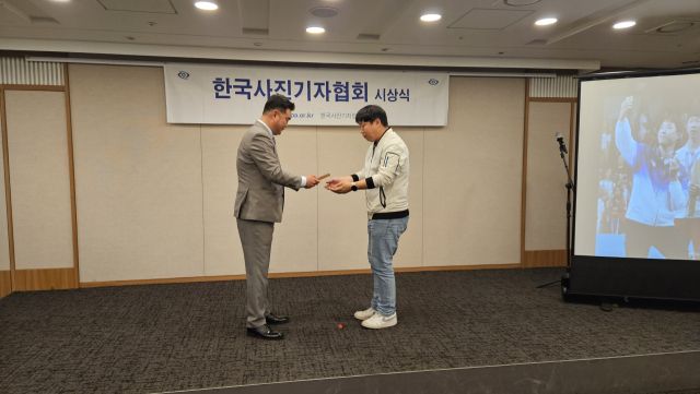 조병석 경기일보 인천본사 사진부 차장이(오른쪽) 21일 한국사진기자협회 제262회 이달의 보도사진상 스토리부분 최우수상을 수상하고 있다. 박기웅 기자