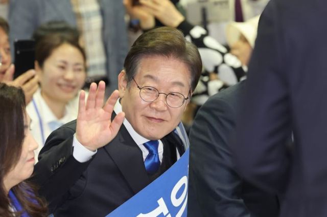 더불어민주당 이재명 대선 경선 후보가 지난 20일 울산에서 열린 '제21대 대통령선거 후보자 선출을 위한 영남권 합동연설회'에 이은 투표 결과 발표 후 지지자들에게 인사하는 모습. 연합뉴스