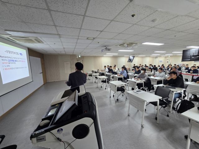 대한산업안전협회 경기지역본부는 지난 18일 수원안전교육센터에서 회원 및 사업장 안전관계자 60여명을 대상으로 ‘2분기 회원 세미나’를 개최했다. 대한산업안전협회 경기지역본부 제공