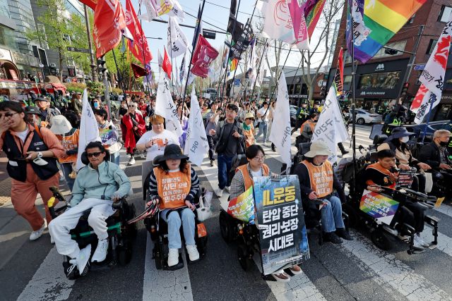장애인의 날인 20일 서울 종로구 대학로 마로니에공원에서 전국장애인차별철폐연대 회원들이 '장애인차별철폐의 날' 전국집중결의대회를 하고 있다.연합뉴스