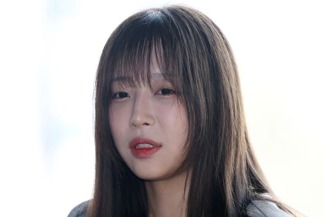 가로세로연구소 대표 김세의씨를 협박 등의 혐의로 고소한 '1천만 유튜버' 쯔양(본명 박정원)씨가 지난 16일 조사를 위해 서울 강남구 강남경찰서로 출석하며 취재진의 질문에 답하고 있다. 연합뉴스