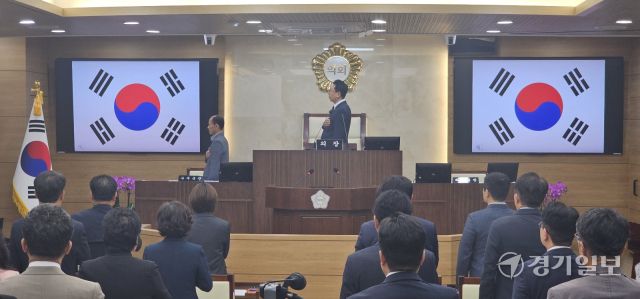 21일 진행된 평택시의회 제255회 임시회 제1차 본회의 개회식에서 강정구 의장을 비롯한 정장선 평택시장, 시의회 의원, 시 관계자들이 국기에 대한 경례를 하고 있다. 윤동현기자