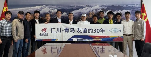 심인보 평가담당관을 단장으로한 인천시청 마라톤동호회(천마회) 대표단이 지난 20일 중국 칭다오시에서 열린 ‘2025 칭다오 국제마라톤대회’에 참가한 뒤, 칭다오시청을 찾아 양 도시간 스포츠 교류협력에 대해 의견을 나누고 기념촬영을 하고 있다. 천마회 제공