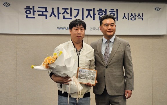 조병석 경기일보 인천본사 사진부 차장이(왼쪽) 21일 한국사진기자협회 제262회 이달의 보도사진상 스토리부분 최우수상을 수상한 뒤 기념촬영을 하고 있다. 박기웅 기자