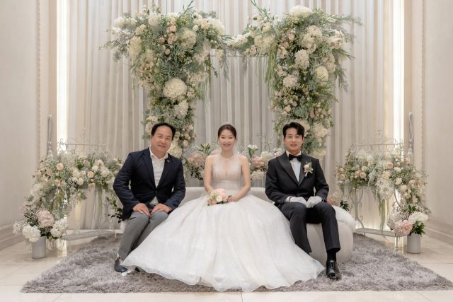 ‘솔로만 오산’ 행사를 통해 결혼을 하게된 참가자 결혼식에 참석한 이권재 시장이 기념사진을 촬영했다. 오산시 제공