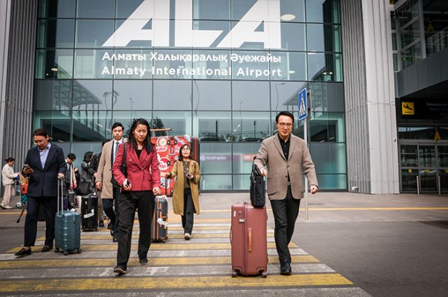 카자흐스탄 알마티 공항에 도착한 임태희 경기도교육감. 경기도교육청 제공