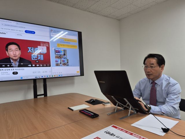 유정복 인천시장이 21일 오전 약 500명의 기자들과 오픈채팅으로 대선 관련 기자간담회를 열고 직접 답장을 보내고 있다. 유정복 캠프 제공