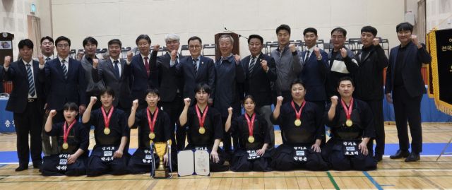 ‘이충무공 탄신기념 제60회 전국시·도대항검도대회’에서 사상 첫 4연패를 달성한 경기도 선수단과 검도회 임원들이 우승트로피를 앞에놓고 기념촬영을 하고 있다.경기도검도회 제공