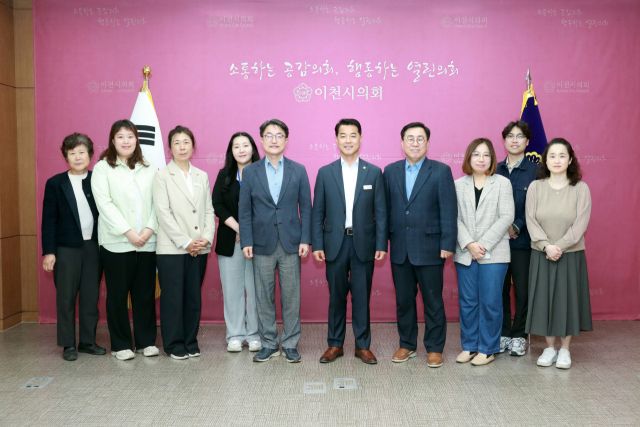이천시의회 김재국 의원이 관내 어르신 의료 서비스 접근성 향상을 위한 이천시 홀몸 어르신 병원 동행 서비스 지원 조례안에 대해 의견을 나눴다. 김재국 의원 제공