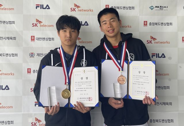 남중부 에페 개인전 우승자 남백현(왼쪽)과 3위 김도하.화성 K1펜싱클럽 제공