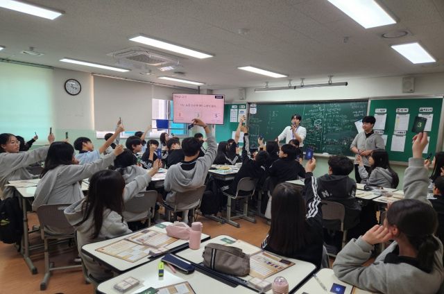 진로캠프에 참여한 학생들이 시뮬레이션 비전욕망설계 캠프 중 수상한 탐정 프로그램으로 진로관심, 진로고민, 진로탄력성 등의 주제를 바탕으로 반 친구들의 상태를 맞추는 추리게임형 활동을 하고 있다. 김포교육지원청 제공