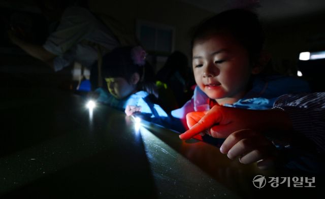 22일 오전 인천 남동구 인천경찰청에서 진행된 ‘KCSI 과학수사 체험교실’에 참가한 어린이들이 족적 감정 체험을 하고 있다.조병석기자