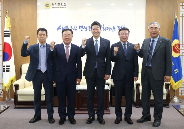 김진경 경기도의회 의장(가운데)이 도내 중소기업·소상공인과 만나 지원 방안 마련을 위한 정담회를 가진 뒤 기념촬영을 하고 있다. 경기도의회 제공.