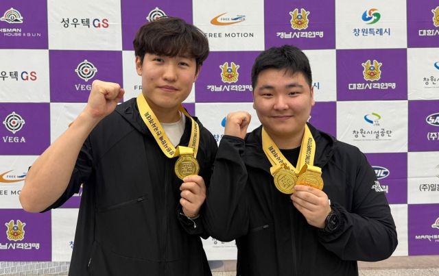 남자 일반부 50m 복사서 2관왕에 오른 김준표(오른쪽)와 공기권총서 금메달을 딴 조영재.경기도청 제공