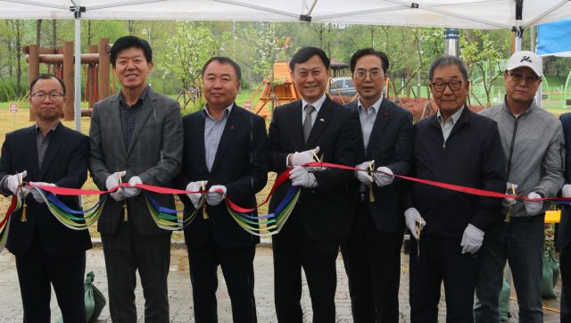 경기 사랑의열매가 APS 그룹 임직원의 기부금으로 화성시에코센터 생태학습장을 개장했다. 사진은 개장식 모습. 경기 사랑의열매 제공.