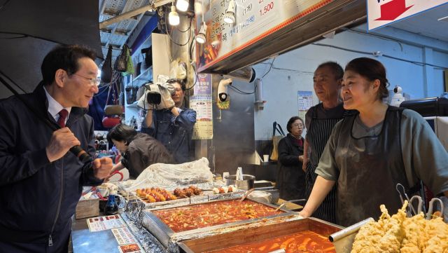 유정복 인천시장이 22일 서울 중구 남대문시장을 방문해 상인들의 애로사항을 듣고 있다. 장민재 기자
