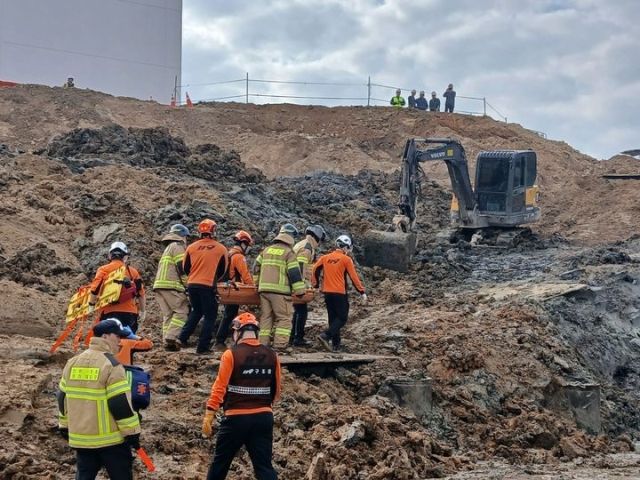 지난 21일 오후 4시8분께 인천 중구 운복동 대한항공 엔진정비공장 신축 공사 현장에서 40대 노동자 A씨가 추락해 병원으로 이송 중이다. 인천소방본부 제공