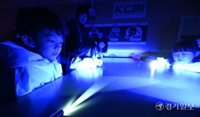 22일 오전 인천 남동구 인천경찰청에서 진행된 ‘KCSI 과학수사 체험교실’에 참가한 어린이들이 족적 감정 체험을 하고 있다.조병석기자