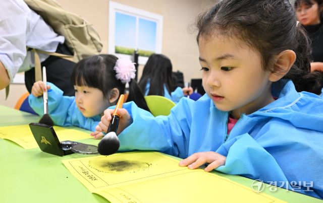 22일 오전 인천 남동구 인천경찰청에서 진행된 ‘KCSI 과학수사 체험교실’에 참가한 어린이들이 지문 채취 체험을 하고 있다.조병석기자