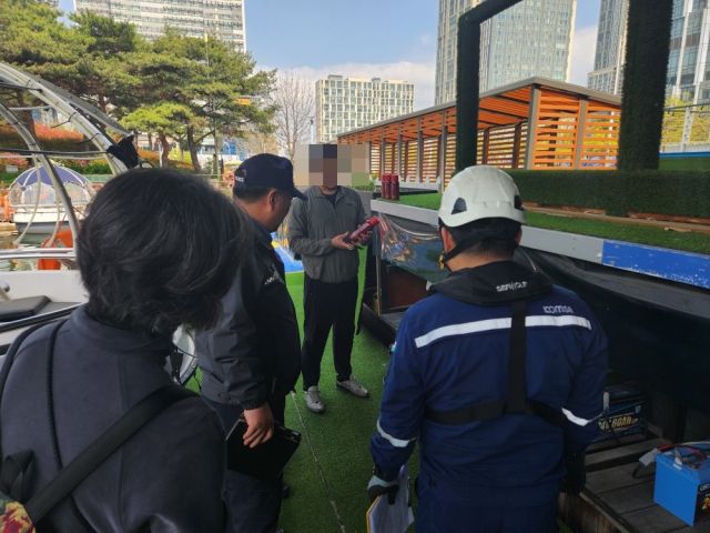 인천해양경찰서 경찰관이 연수구 소재 수상레저사업장에서 안전점검을 하고 있다. 인천해양경찰서 제공