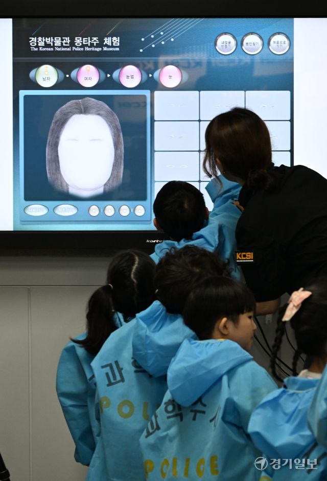 22일 오전 인천 남동구 인천경찰청에서 진행된 ‘KCSI 과학수사 체험교실’에 참가한 어린이들이 몽타주 체험을 하고 있다.조병석기자