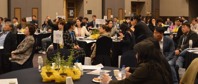 온해피가 최근 연 2025년 첫 누리아침소리 포럼에서 참가자들이 강원국 교수의 특별 강연을 듣고 있다. 온해피 제공