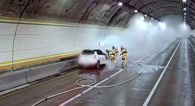 22일 오후 용인 기흥구 하갈동 기흥터널 내부에서 차량 화재가 발생해 소방당국이 현장을 수습하고 있다. 경기도소방재난본부 제공