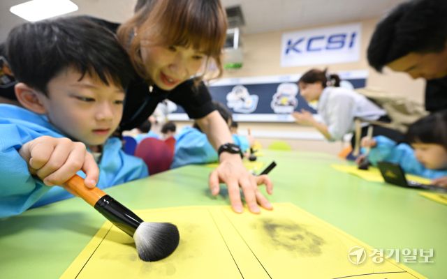 22일 오전 인천 남동구 인천경찰청에서 진행된 ‘KCSI 과학수사 체험교실’에 참가한 어린이들이 지문 채취 체험을 하고 있다.조병석기자