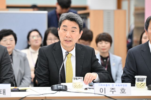 이주호 교육부총리가 포천 정교초등학교를 방문해 인사말을 하고 있다. 포천시 제공