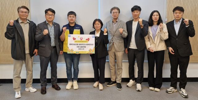 이종민 성남시사회복지사협회장(오른쪽 네번째)을 비롯한 성남시 사회복지사들이 22일 경북 의성군을 찾아 산불 피해 복구 성금을 전달하고 기념 촬영을 하고 있다. 성남시사회복지사협회 제공