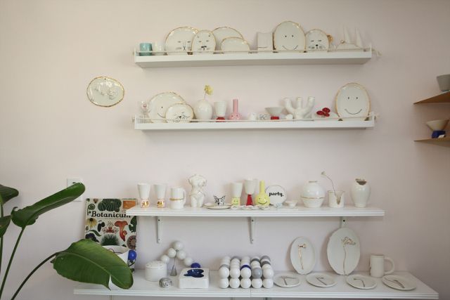 제39회 이천도자기축제의 일환으로 라이브방송에서 이천도자기 를 판매하는 이천도자기 소핑라이플레이트. 이천시 제공