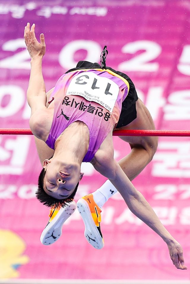 우상혁(용인시청)이 22일 경북 구미시민운동장에서 열린 2025 구미 아시아육상경기선수권대회 국가대표 최종선발전에서 2m30을 1차 시기서 가뿐히 넘고 있다.연합뉴스