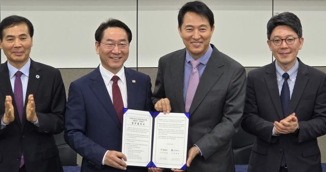 유정복 인천시장(왼쪽)과 오세훈 서울시장이 22일 오전 서울시청에서 열린 ‘교육격차 해소를 위한 업무협약식’을 마치고 기념촬영을 하고 있다. 장민재 기자