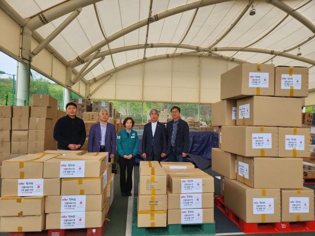 윤석성 김포산업단지관리공단 이사장(오른쪽 두번째)과 두춘언 김포시 경제국장 등 일행이 청도군에 1천여만원 상당의 주방용품 후라이팬을 전달했다. 김포산업단지관리공단 제공