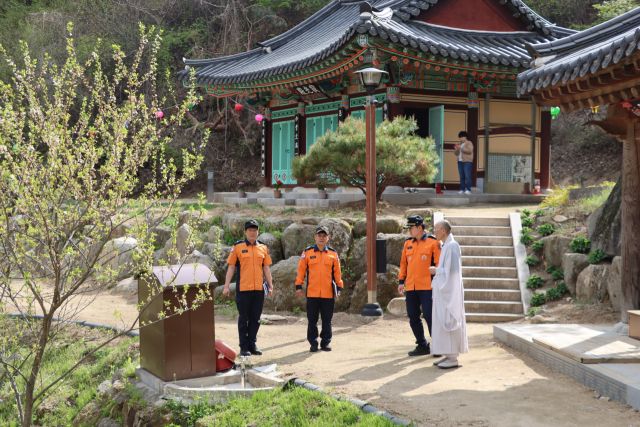 이천소방서가 부처님 오신 날 대비 전통사찰인 영월암에서 현장안전지도를 실시했다. 이천소방서 제공