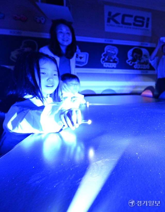 22일 오전 인천 남동구 인천경찰청에서 진행된 ‘KCSI 과학수사 체험교실’에 참가한 어린이들이 족적 감정 체험을 하고 있다.조병석기자